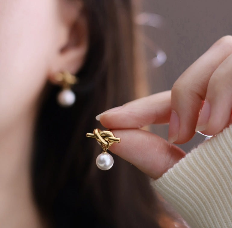 Perla Earrings detail — pearl and gold close-up by Soleil à Deux