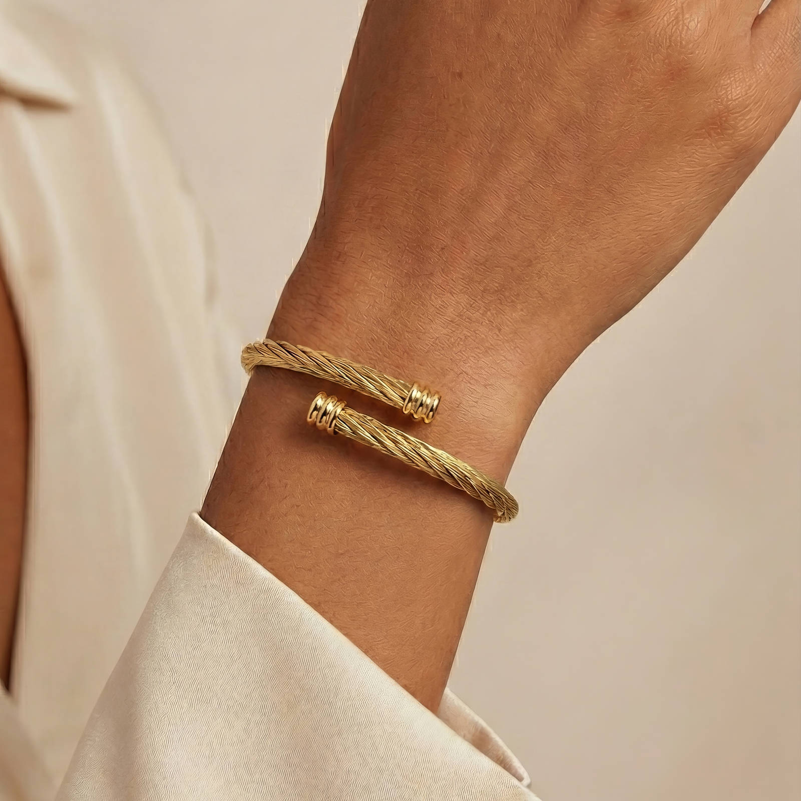 Torino Bracelet detail — 18k gold bangle close-up by Soleil à Deux